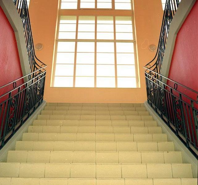 Intérieur, avant-corps, escalier monumental : volée droite et départ de la volée double, état en 2005 après réhabilitation.