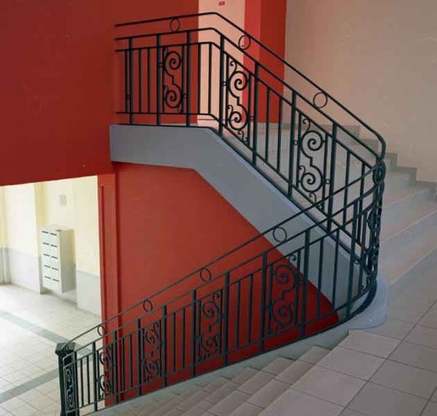 Intérieur, avant-corps, escalier monumental : volée droite et volée latérale, état en 2005 après réhabilitation.