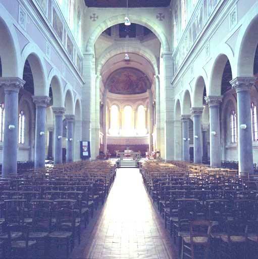 Vue générale intérieure de la nef, en direction du choeur.