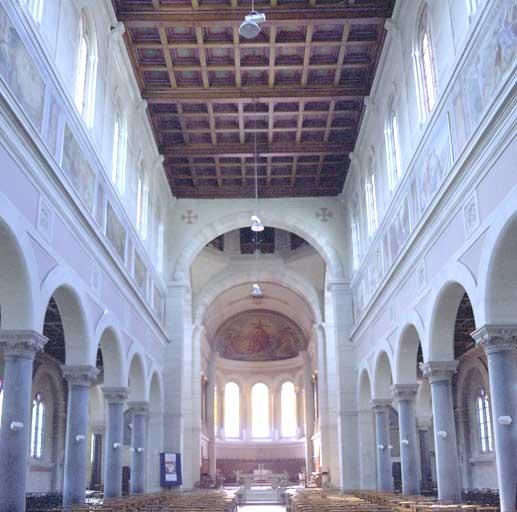 Vue générale intérieure de la nef, en direction du choeur.