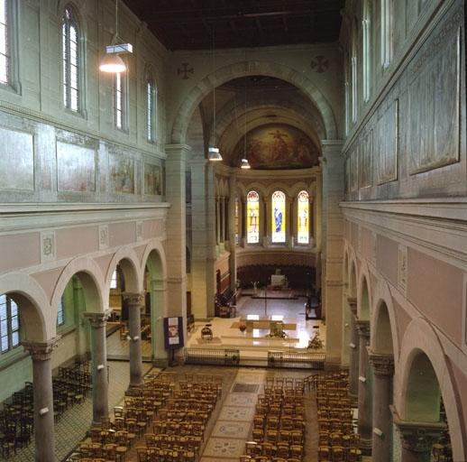 Vue générale intérieure de la nef, en direction du choeur, depuis la tribune d'orgue.