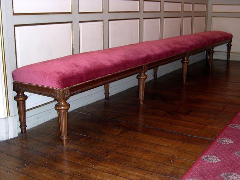 Ensemble de sièges de style Louis XVI : banquette (salle du conseil municipal).