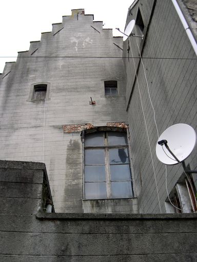 Façade latérale sud-est, vue partielle : pignon à redents, baie de la salle des bateliers.