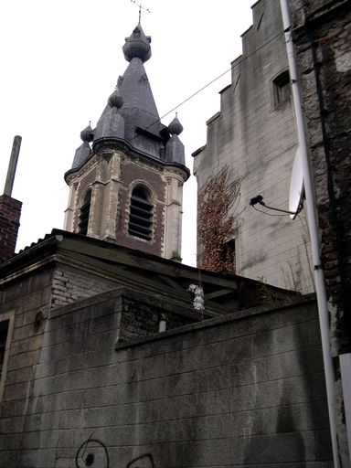 Vue depuis la rue Dervaux vers la tour de l'église Saint-Wasnon.