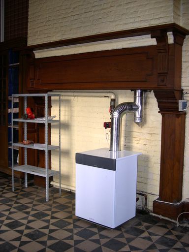 Intérieur, rez-de-chaussée, pièce sud-est : manteau de cheminée.