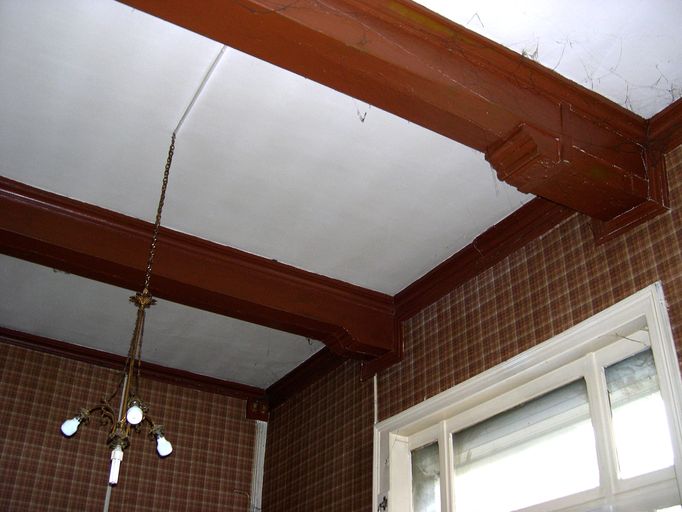 Intérieur, rez-de-chaussée, pièce sud-est : plafond, vue partielle, abouts de poutres moulurés.