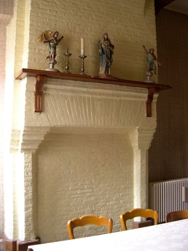 Intérieur, rez-de-chaussée, pièce nord-est : manteau de cheminée.