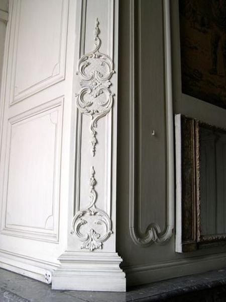 Trumeau de cheminée, détail du décor mouluré et sculpté.