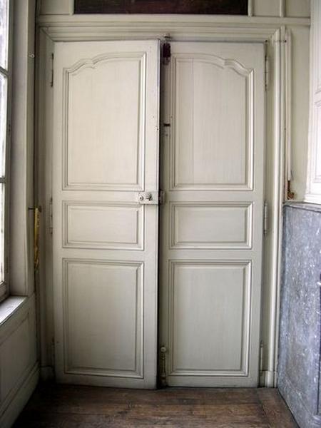 Porte surmontée d'un tableau en dessus-de-porte.