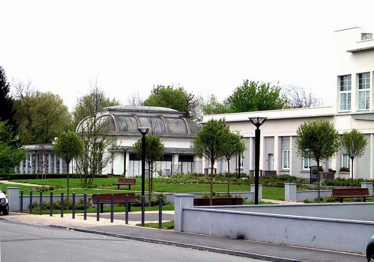 Groupe scolaire : vue générale, au premier plan, l'ancienne école des filles, puis l'école maternelle.