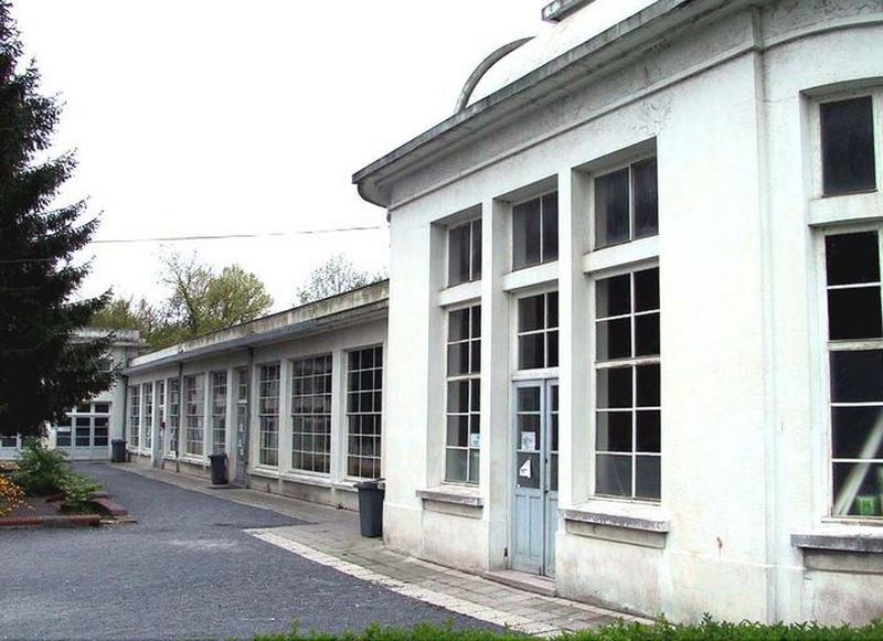 Aile donnant vers le rempart, façade tournée vers la cour de verdure. Au premier plan, le solarium.