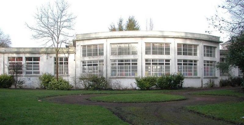 Aile de liaison, corps de bâtiment en avancée, préau chauffé (actuellement salle de jeux).