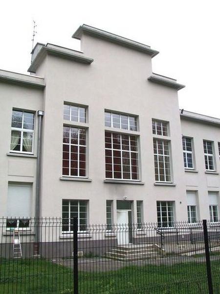 Façade arrière, vue partielle (avant-corps central), état en 2005 après réhabilitation.