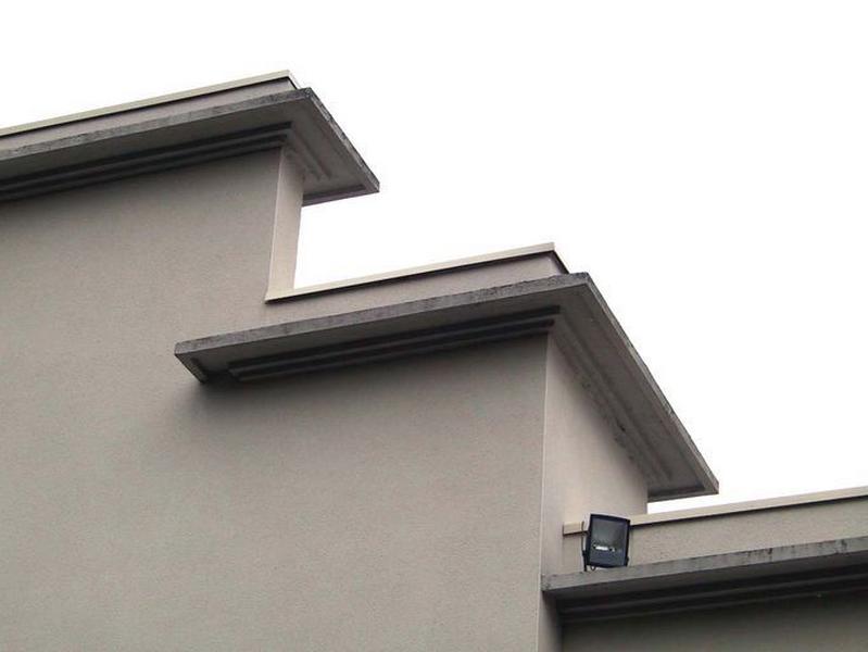 Façade arrière, avant-corps central, détail : traitement des rampants du fronton.