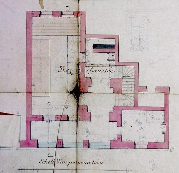 Ensemble d'édifices derrière façade (corps de garde, beffroi, maisons)