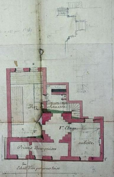 Ensemble d'édifices derrière façade (corps de garde, beffroi, maisons)