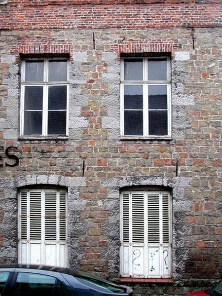 Façade rue Notre-Dame, vue partielle : maçonnerie de grès, calcaire, brique.