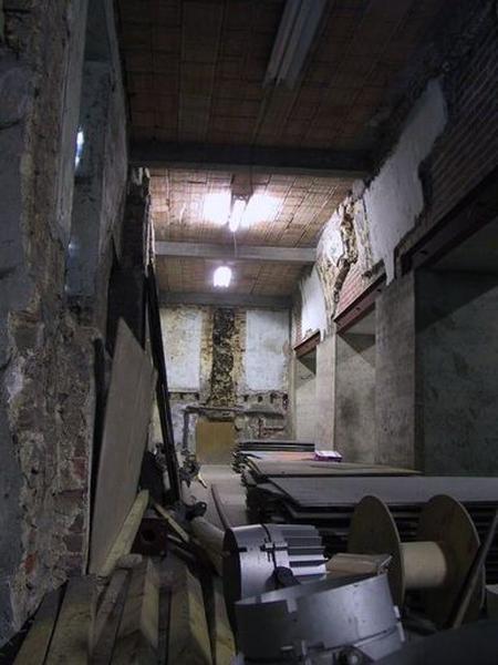 Intérieur, rez-de-chaussée : à gauche le mur de façade à l'alignement de la place, à droite, le mur de l'ancienne façade du couvent, état en 2005.