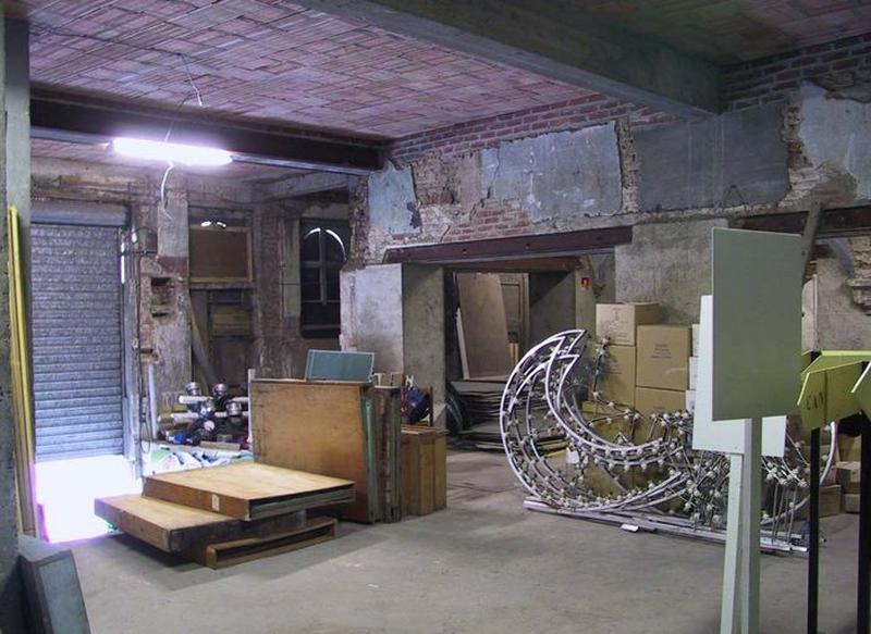 Intérieur, rez-de-chaussée, vue partielle en direction de la place : état en 2005.