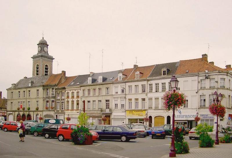 Rang nord-ouest de la place Pierre-Delcourt, vue générale.