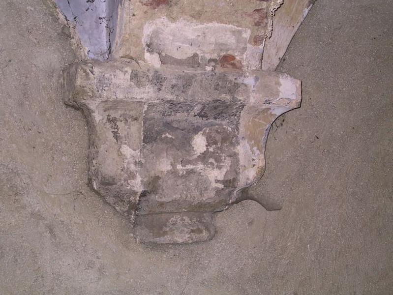 Intérieur, rez-de-chaussée, salle conventuelle : chapiteau, état en 2005.