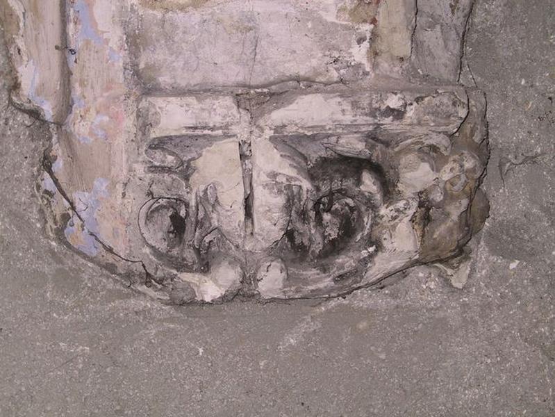 Intérieur, rez-de-chaussée, salle conventuelle : chapiteau avec figuration d'un visage de religieuse (?), état en 2005.