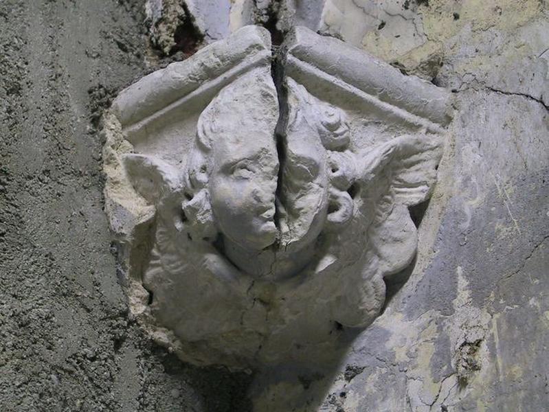 Intérieur, rez-de-chaussée, salle conventuelle : culot sculpté d'une tête d'ange, état en 2005.