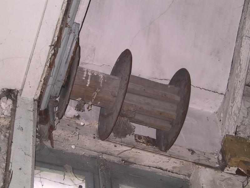 Intérieur, étage, salle de spectacle : treuil de machinerie, état en 2005.