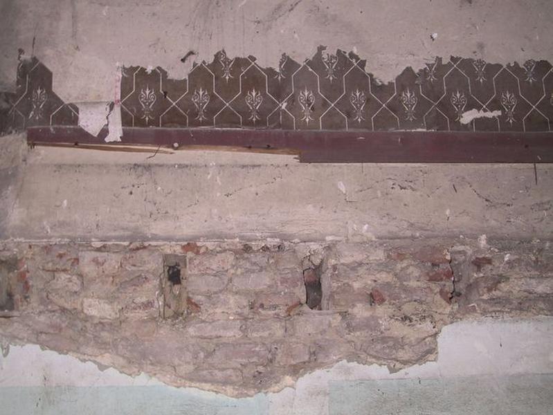 Intérieur, étage, salle de spectacle : arrachement du balcon et lambeaux de papier peint, état en 2005.