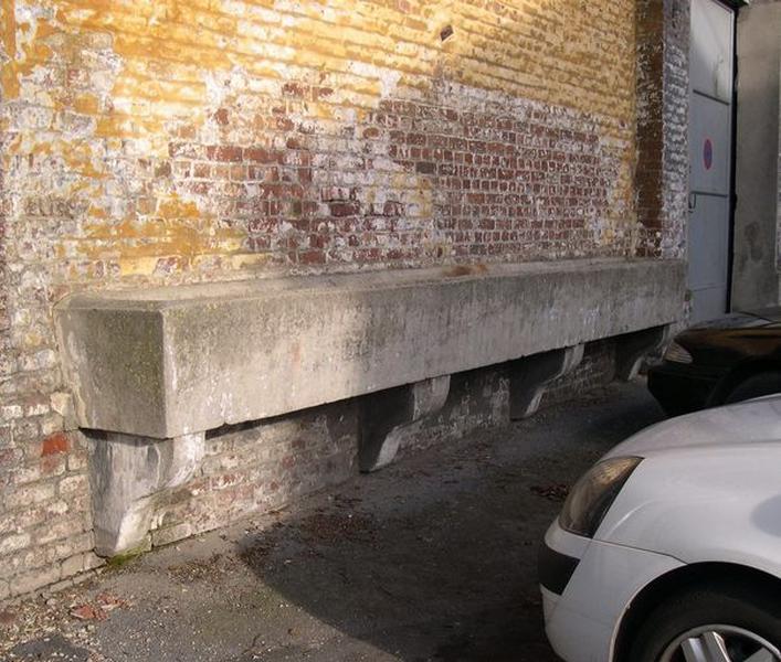 Façade, détail : abreuvoir à chevaux.