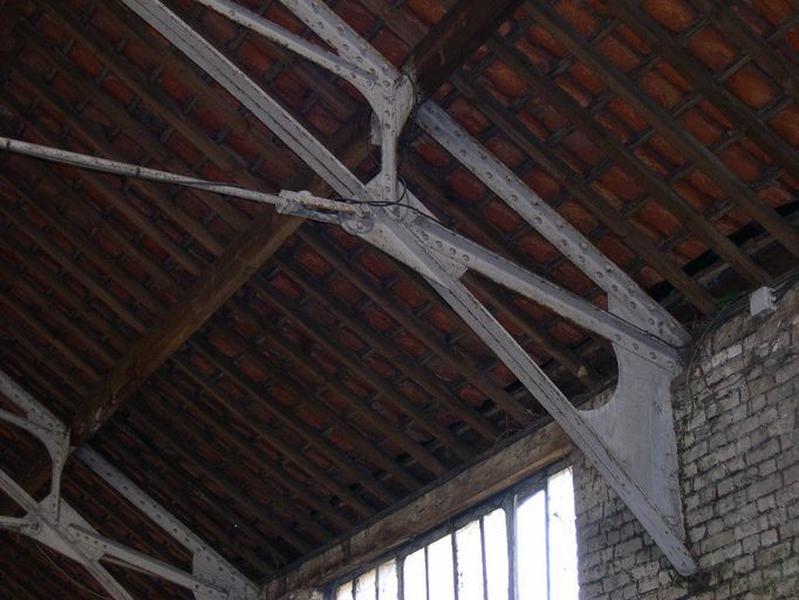 Intérieur : ferme métallique, détail.