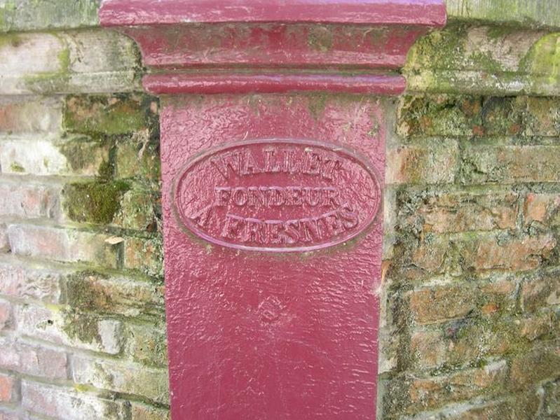 Détail : plaque du constructeur Wallet, fondeur à Fresnes-sur-Escaut.