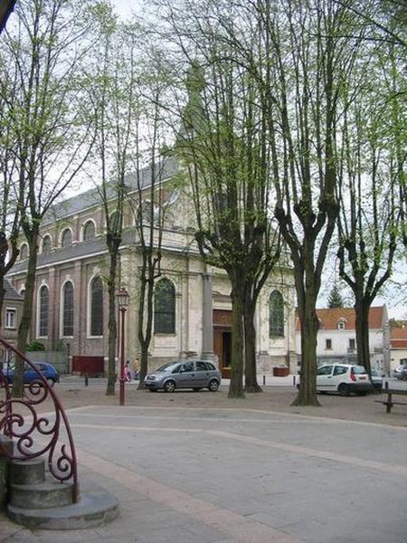 Côté nord-est de la place : l'église paroissiale Saint-Wasnon.