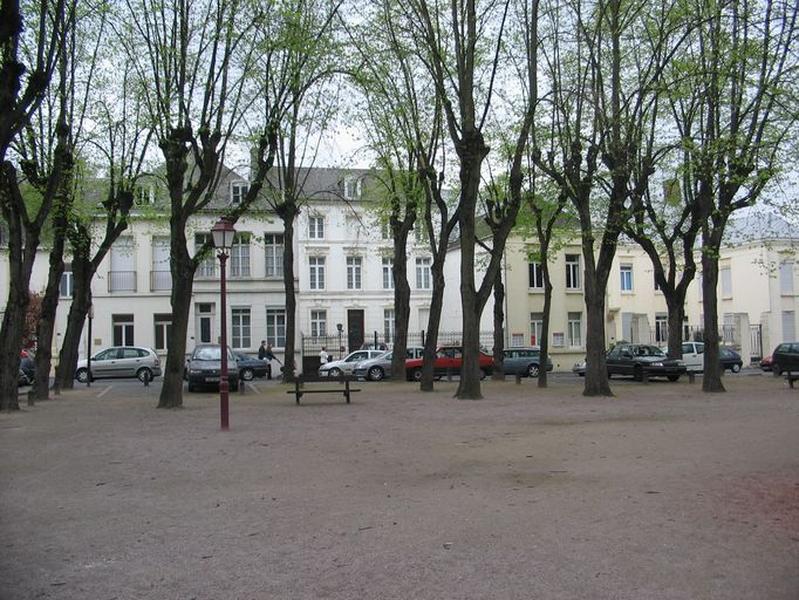 Côté nord-ouest de la place : hôtels canoniaux, n° 6 à 16.