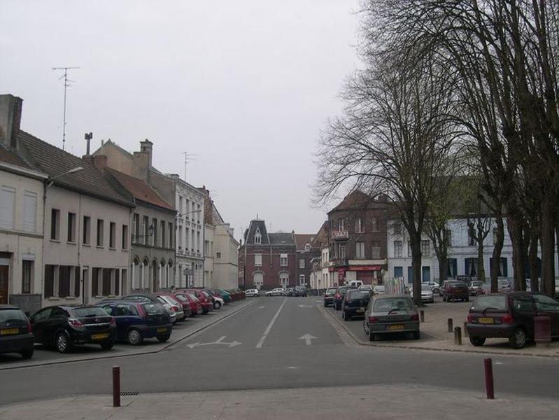 Côtés sud-est (à gauche), sud-ouest (en face) de la place et débouché de la rue du Collège.