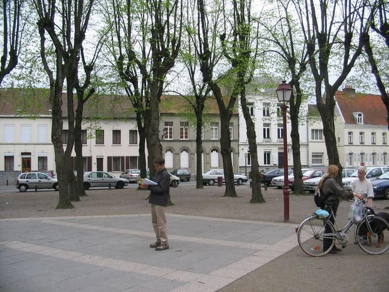 Côté sud-est de la place : n° 7 à 21.