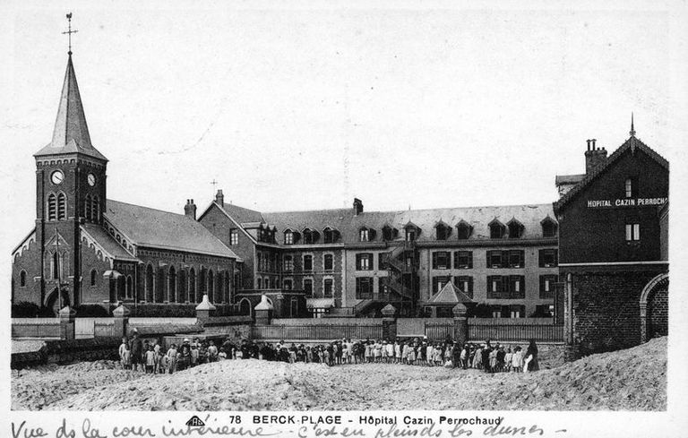 Elévation postérieure du corps de logis principal, et aile sud formée par le retour du bâtiment de la communauté prolongé par la chapelle, vue de trois-quarts droit montrant, au premier plan, les petits pensionnaires alignés devant le mur de clôture de la cour intérieure. Carte postale, 1er quart 20e siècle (coll. part.).