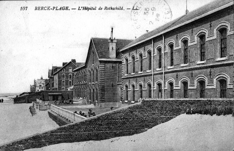 Elévation antérieure donnant sur la mer, vue en enfilade prise depuis le flanc sud de la terrasse aménagée au-devant des bâtiments. Carte postale, 1er quart du 20e siècle (coll. part.).