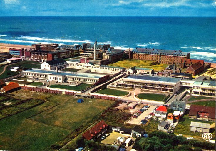 Vue aérienne prise de l'est en regardant vers l'ouest montrant au premier plan, de gauche à droite, l'hôpital Victor-Ménard et l'Institut hélio-marin, et au second plan, de gauche à droite, l'institut Calot et l'hôpital Lannelongue. Carte postale, 3e quart du 20e siècle ; Vue aérienne prise de l'est en regardant vers l'ouest montrant au premier plan, de gauche à droite, l'hôpital Victor-Ménard et  l'Institut hélio-marin, et au second plan, de gauche à droite, l'institut Calot et l'hôpital Lannelongue. Carte postale, 3e quart du 20e siècle. ; Vue aérienne prise de l'est en regardant vers l'ouest montrant au premier plan, de gauche à droite, l'hôpital Victor-Ménard et l'Institut hélio-marin, et au second plan, de gauche à droite, l'institut Calot et l'hôpital Lannelongue. Carte postale, 3e quart du 20e siècle.