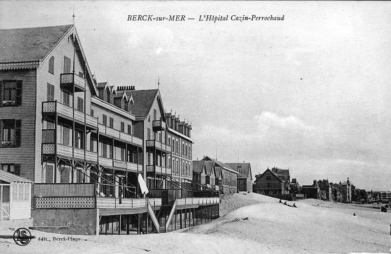 Elévation antérieure, état avant la suppression des balcons et terrasses en charpente du bâtiment de l'ancien Grand-hôtel, vue de trois-quarts gauche. Carte postale, 1er quart 20e siècle (coll. part.).