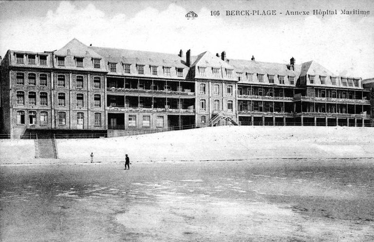 Elévation antérieure telle qu'elle se présentait après les extensions successives du bâtiment primitif au nord et au sud, vue générale prise de face. Carte postale, 2e quart du 20e siècle (coll. part.).