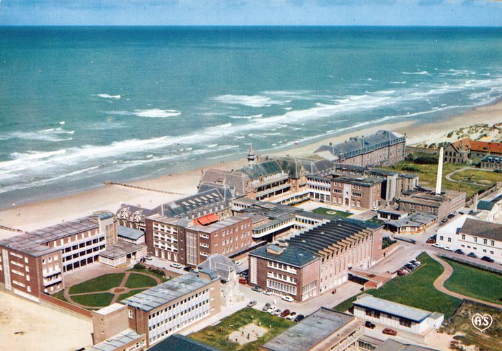 Vue aérienne prise du sud-est en regardant vers le nord-ouest montrant au premier plan, de gauche à droite et d'avant en arrière, l'institut Calot et l'hôpital Lannelongue. Carte postale, 3e quart du 20e siècle (coll. part.). ; Vue aérienne prise du sud-est en regardant vers le nord-ouest montrant au premier plan, de gauche à droite et d'avant en arrière, l'institut Calot et l'hôpital Lannelongue. Carte postale, 3e quart du 20e siècle.