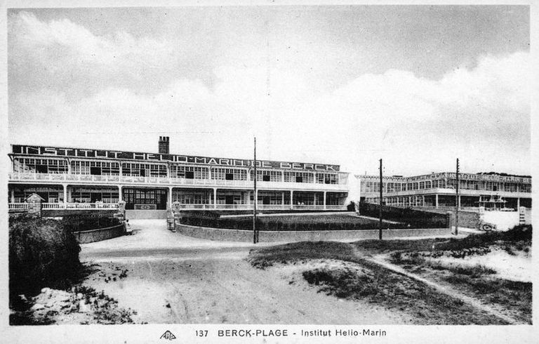 Bâtiments A, à gauche, et B, à droite, élévations antérieures, vue d'ensemble prise de trois-quarts gauche. Carte postale, 2e quart du 20e siècle.