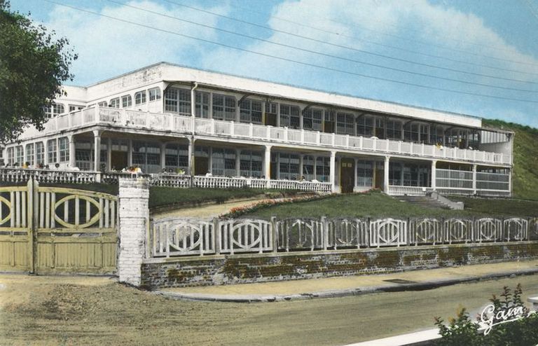 Bâtiment affecté aux femmes dit Institut hélio-marin B, élévation antérieure prise depuis la rue, vue générale de trois-quarts gauche. Carte postale, 3e quart du 20e siècle.