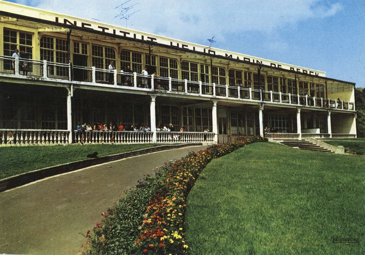 Bâtiment affecté aux femmes dit Institut hélio-marin B, élévation antérieure, vue générale prise de trois-quarts gauche. Carte postale, 3e quart du 20e siècle.