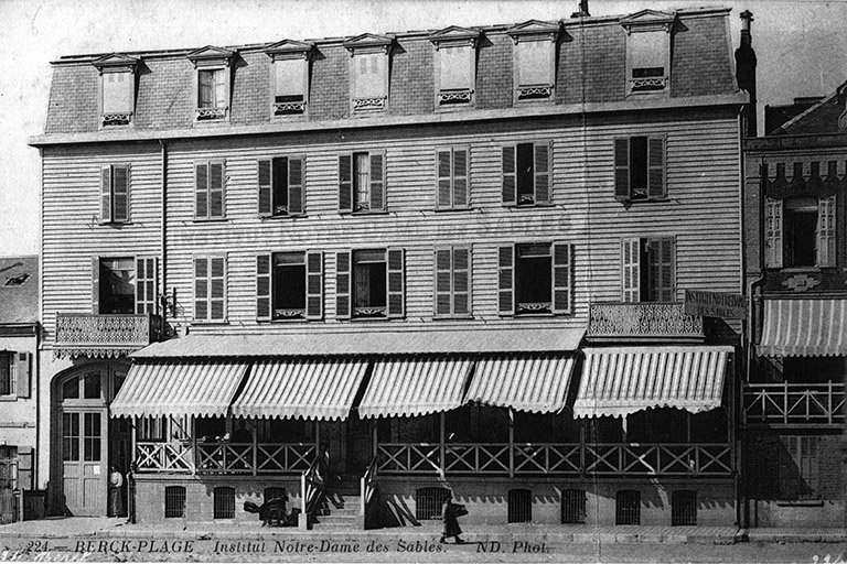 Elévation antérieure sur l'Entonnoir avant l'ajout des galeries de cure, vue générale prise de face. Carte postale, début du 20e siècle (coll. part).