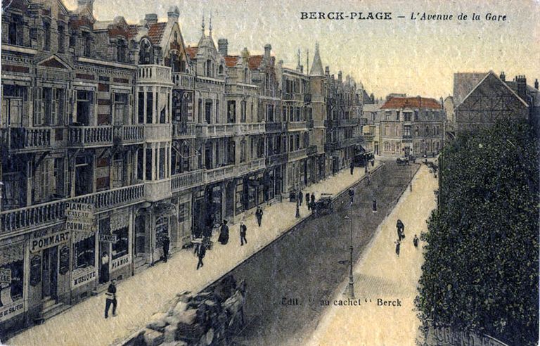 Vue générale des immeubles depuis la gare, carte postale ancienne, date inconnue.