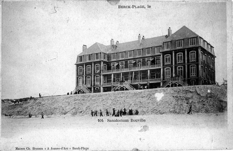 Le sanatorium Bouville. ; Elévation antérieure telle qu'elle se présentait avant tout agrandissement du bâtiment primitif, vue générale prise de trois-quarts droit. Carte postale, début du 20e siècle (coll. part.). 