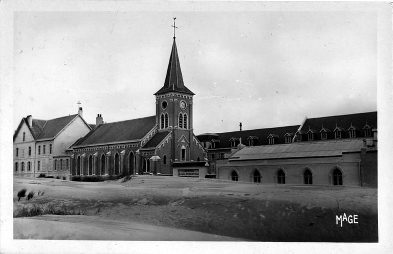 Ensemble des bâtiments, parmi lesquels se trouve la chapelle, fermant la cour du côté sud, élévation sur la rue, vue prise de trois-quarts droit. Carte postale, 1er quart 20e siècle (coll. part.). ; La chapelle et l'hôpital à laquelle elle se rattachait, carte postale ancienne, sans date (collection particulière).