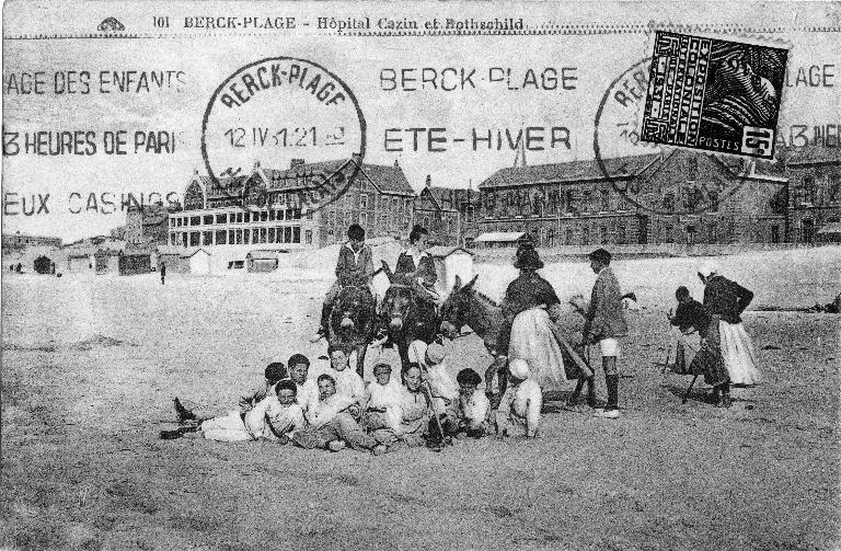 Vue de la partie nord de la façade de l'hôpital donnant sur le front de mer avec, au premier plan, un groupe d'enfants s'ébattant sur la plage, Carte postale, 1er quart du 20e siècle (coll. part.).